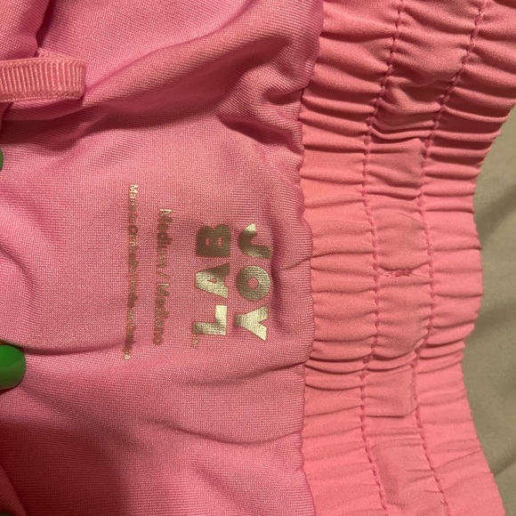 Woman’s pink workout shorts - Picture 3 of 6